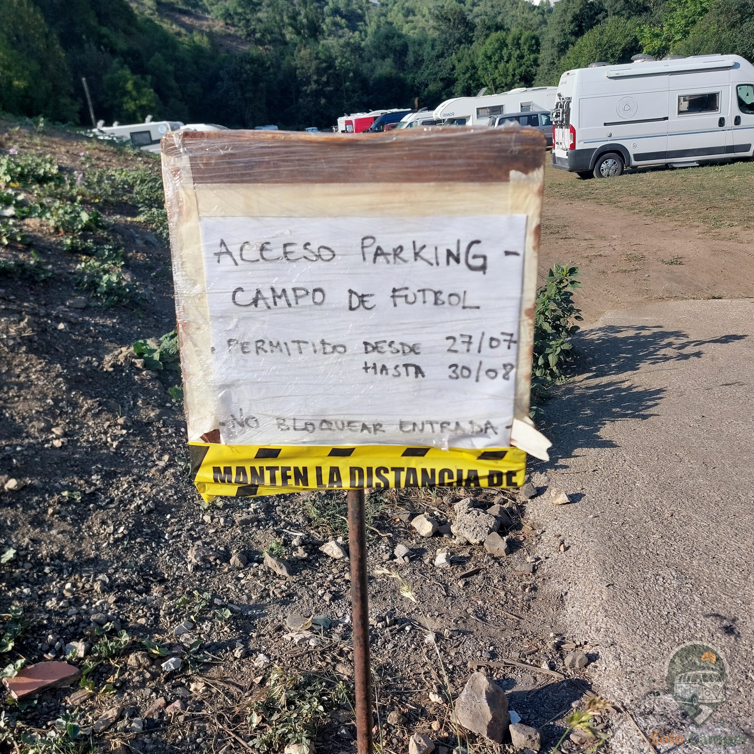 Cartel de acceso al parking del campo de fútbol