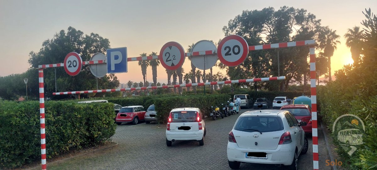 Pórtico de acceso al aparcamiento de El Rinconín en Gijón con señal de limitación de altura de 2,2 metros
